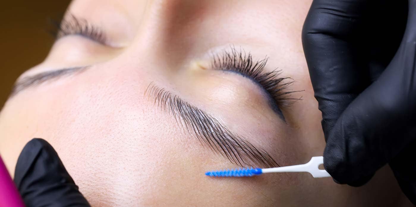 Perfekte Augenbrauen mit einem Brow Lift Perfekte Augenbrauen mit einem Brow Lifting