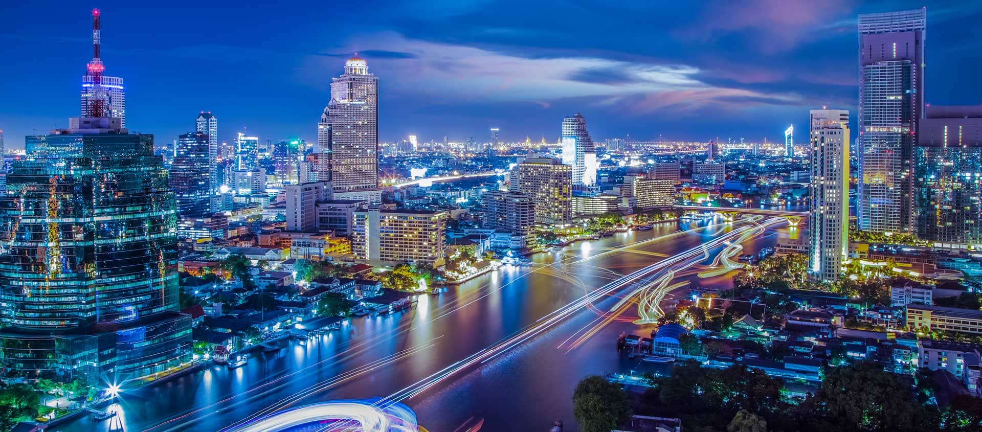 Umzug Thailand - Bangkok am Fluss in der Nacht