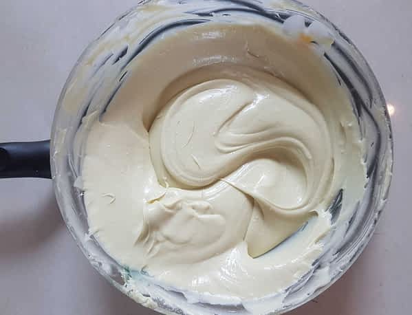 White-Chocolate-liquid Melted white chocolate in a bowl.